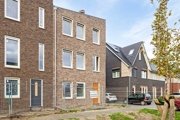 View photo 1 of Floresstraat 88