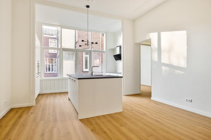 View photo 2 of Pieter de Hoochstraat 74-2