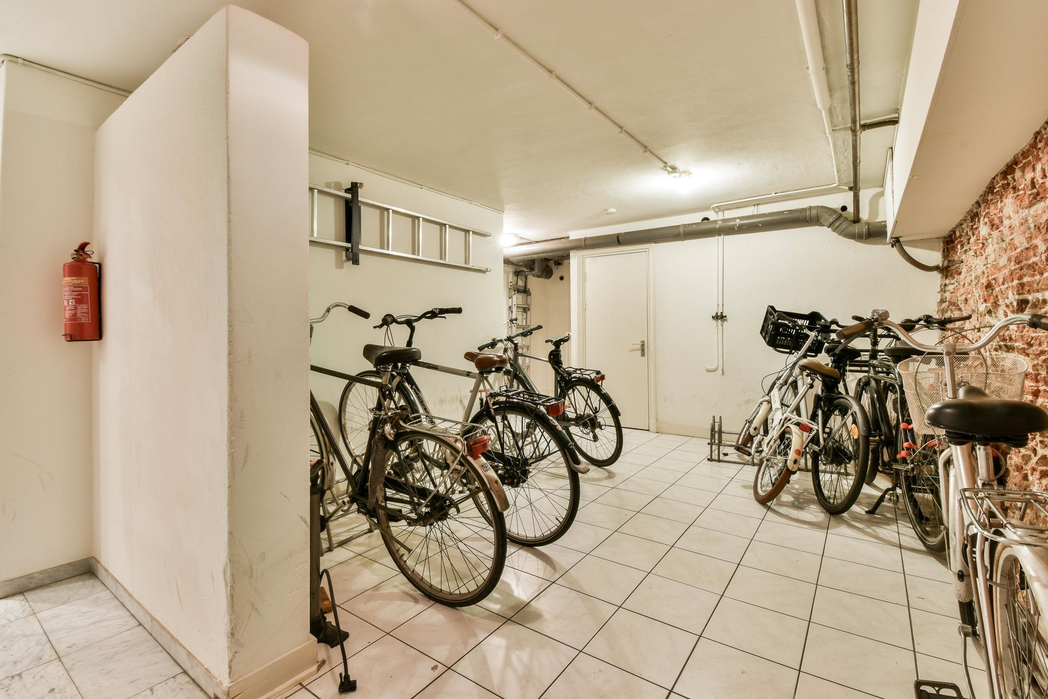 Foto 15 van Warmoesstraat 16-L