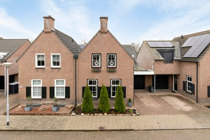 View photo 1 of Oscar Woltersstraat 21