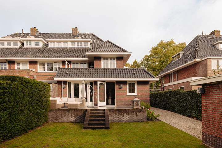 View photo 2 of van der Helstlaan 38