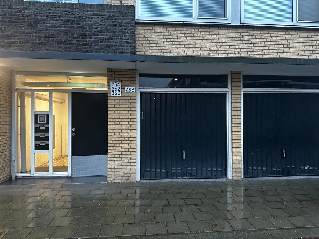 Photo 1 of Roosstraat 256