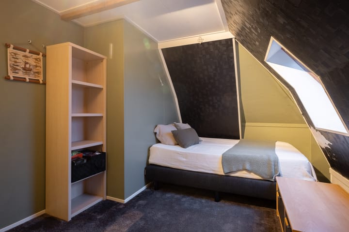 Photo 49 of Camstrawei 20