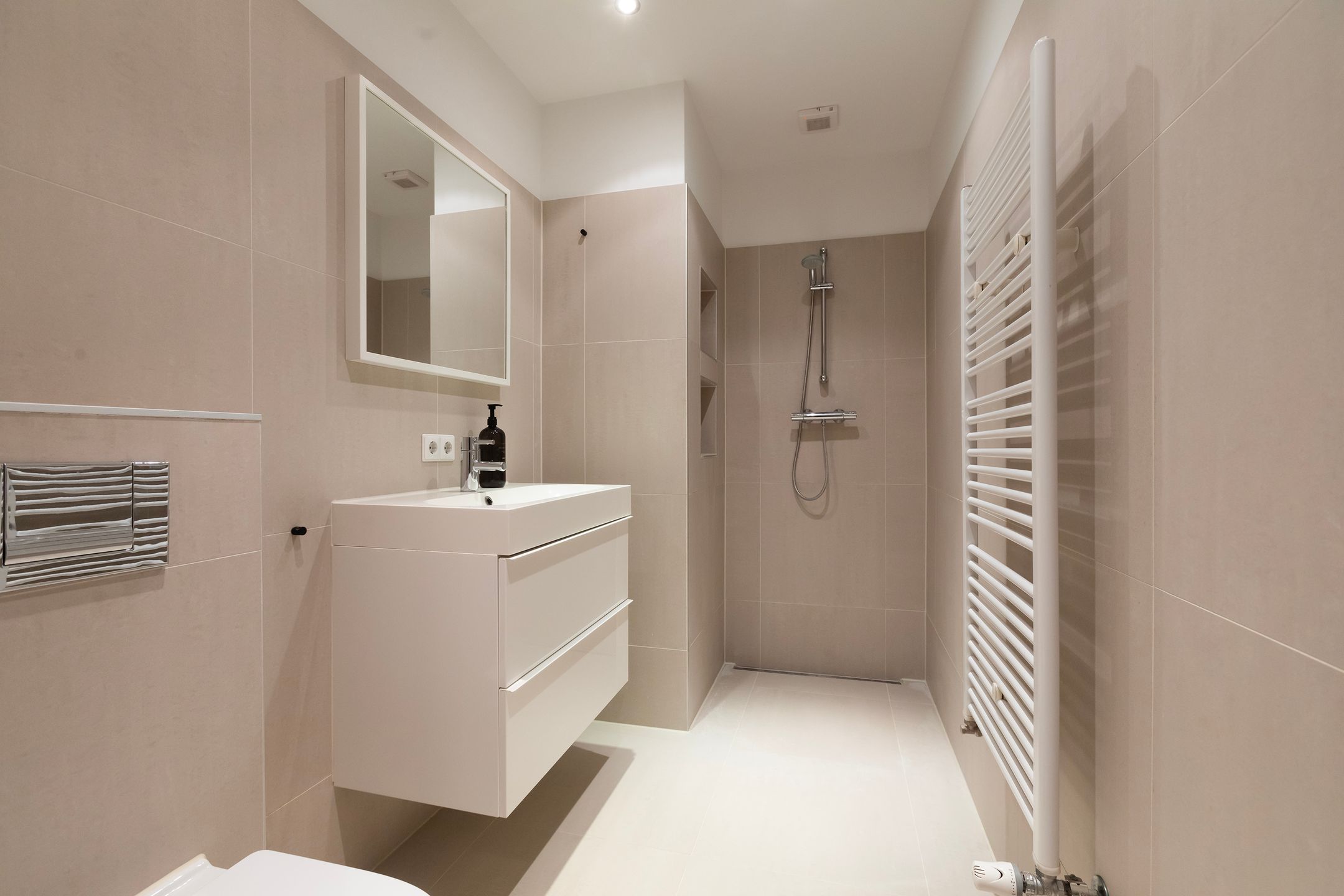 Photo 21 of Van Tuyll van Serooskerkenweg 57-1