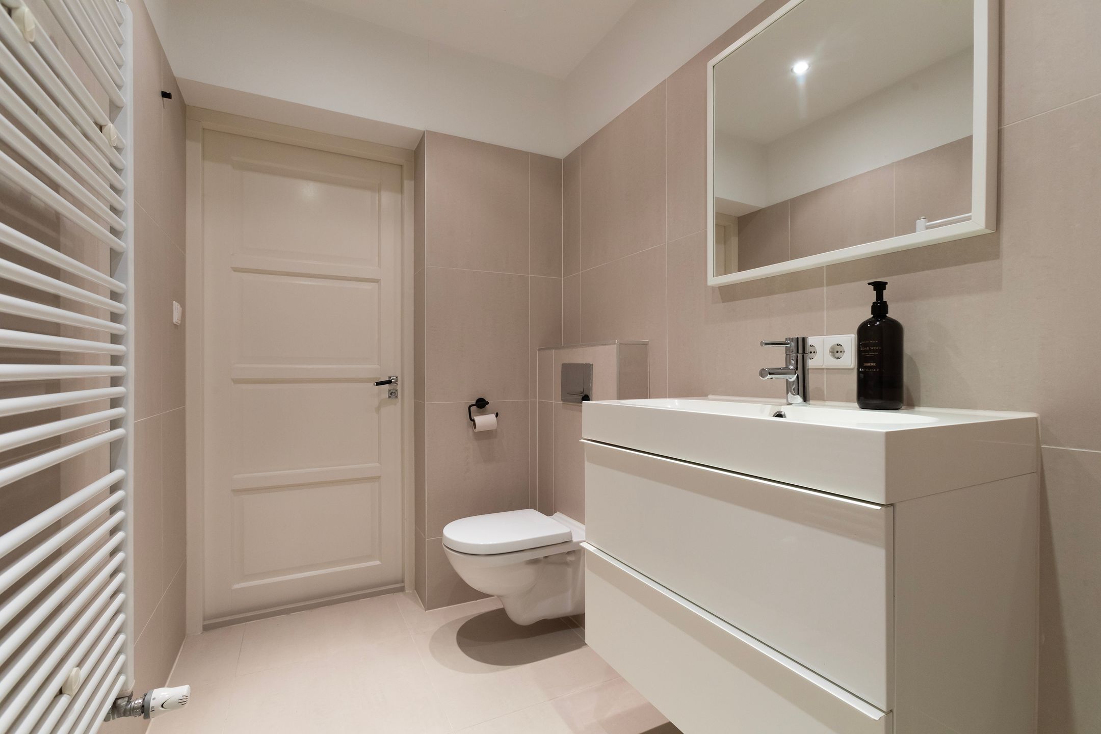 Photo 24 of Van Tuyll van Serooskerkenweg 57-1