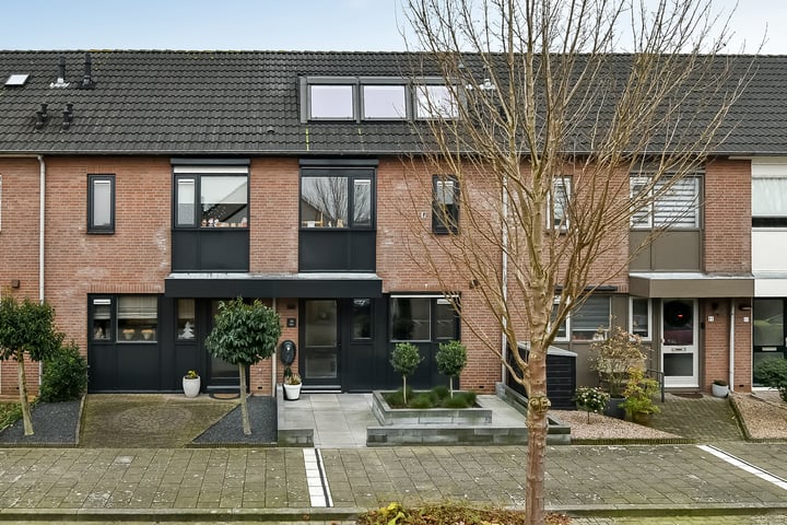 View photo 1 of Warmoesstraat 39