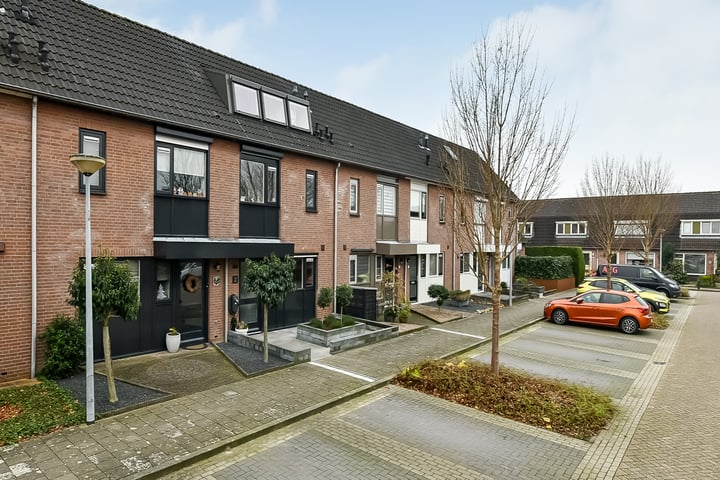 View photo 40 of Warmoesstraat 39