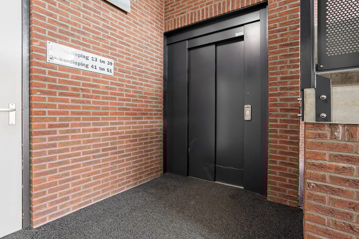 Photo 10 of Lieuwkemastraat 27