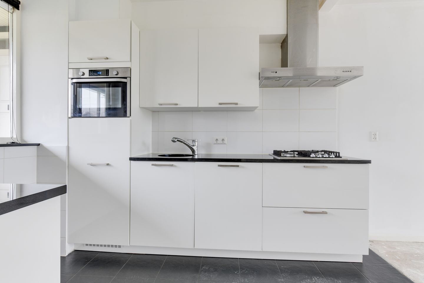 Foto 10 van Van Blaaderenweg 13-A