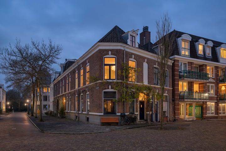 View photo 1 of Graaf van Burenstraat 8