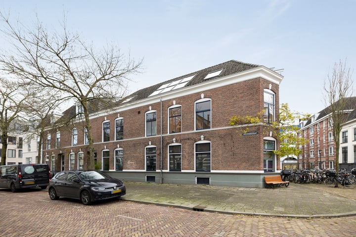 Bekijk foto 34 van Graaf van Burenstraat 8