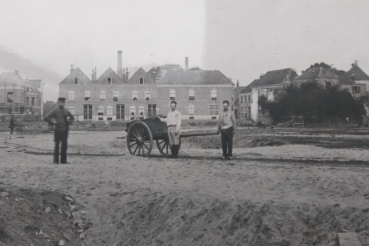 Bekijk foto 36 van Graaf van Burenstraat 8