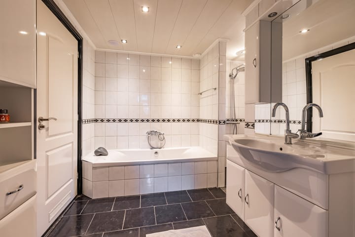 Foto 25 van Burg. Wiersumstraat 5