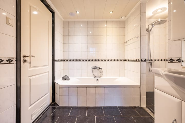 Foto 26 van Burg. Wiersumstraat 5