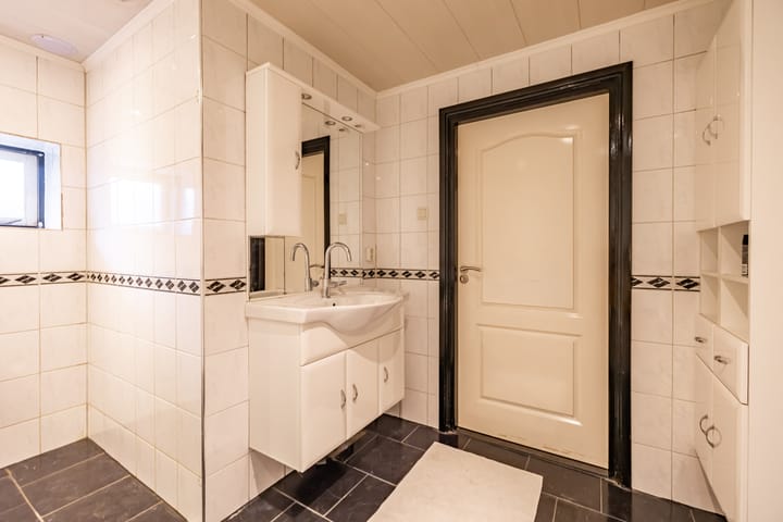 Foto 30 van Burg. Wiersumstraat 5