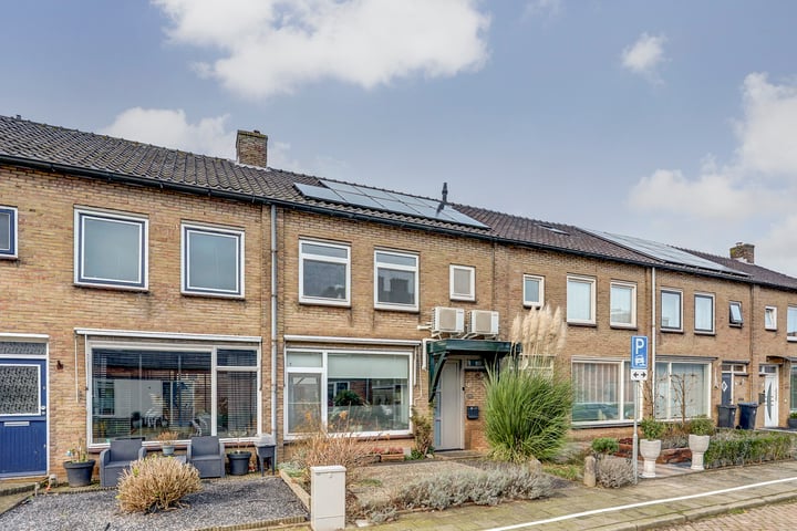 Bekijk foto 1 van Janus Erasmiusstraat 8