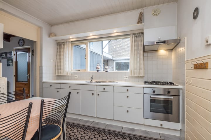 Photo 13 of Gouverneur Ruijs de Beerenbroucklaan 12