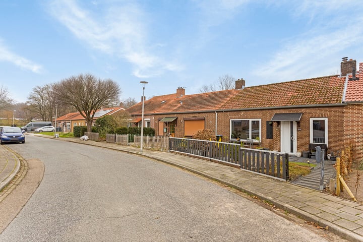 Bekijk foto 1 van Leeuwerikstraat 28