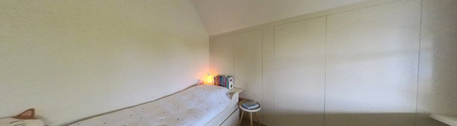 Één van de kinderkamers met vaste kastenwand.