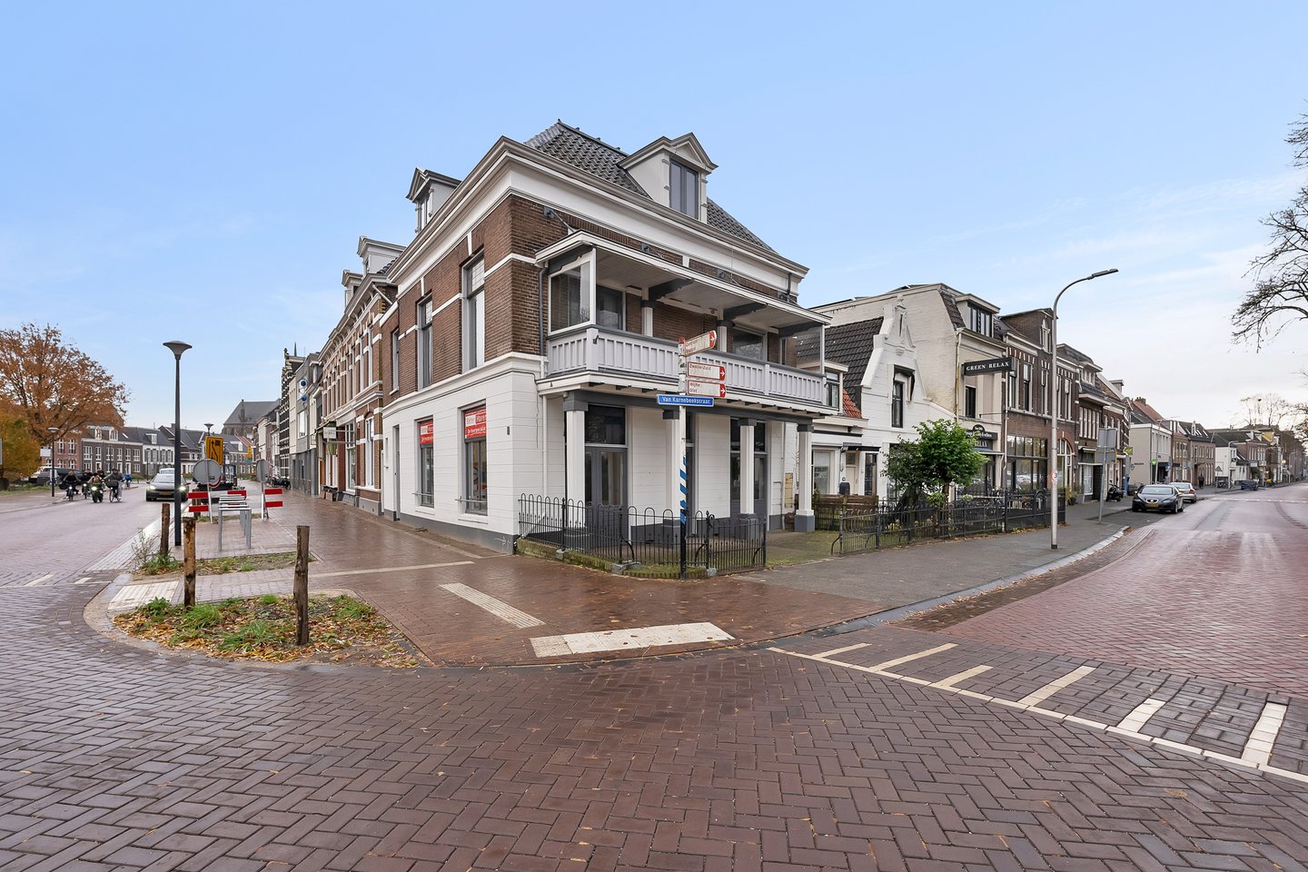 Bekijk foto 1 van Van Karnebeekstraat 1