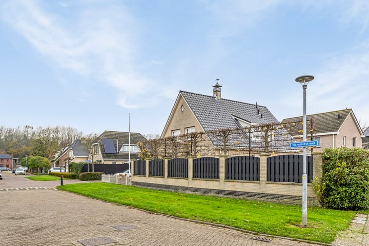 Bekijk foto 44 van Beatrixstraat 17