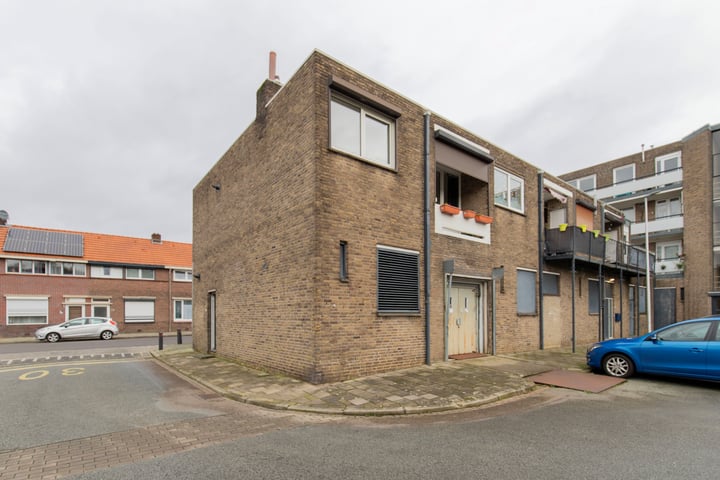 View photo 2 of Mgr. Feronstraat 78