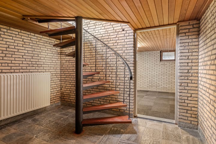 Photo 13 of Woeziksestraat 94