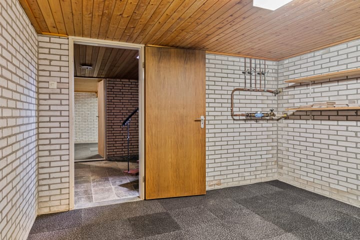 Photo 14 of Woeziksestraat 94