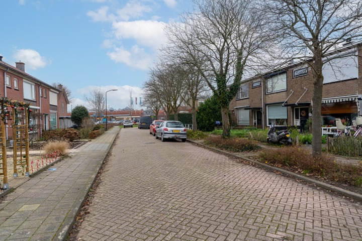 Bekijk foto 3 van Kanaalstraat 9