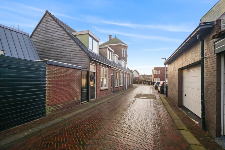 View photo 2 of Ooststraat 1-A