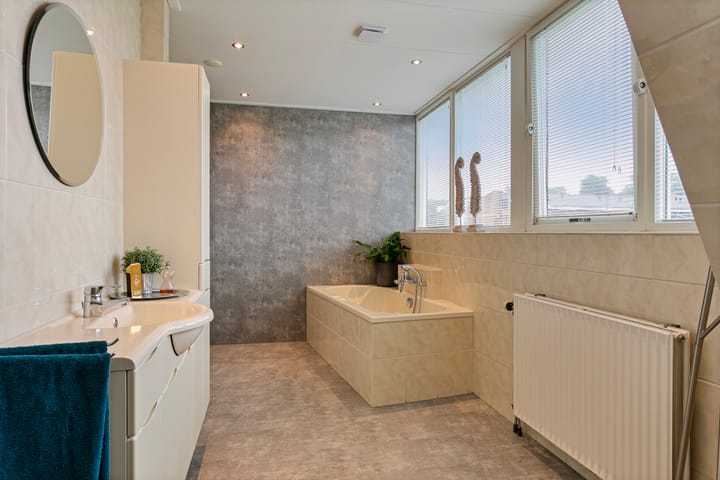 Photo 22 of Burgemeester Leenstraat 23