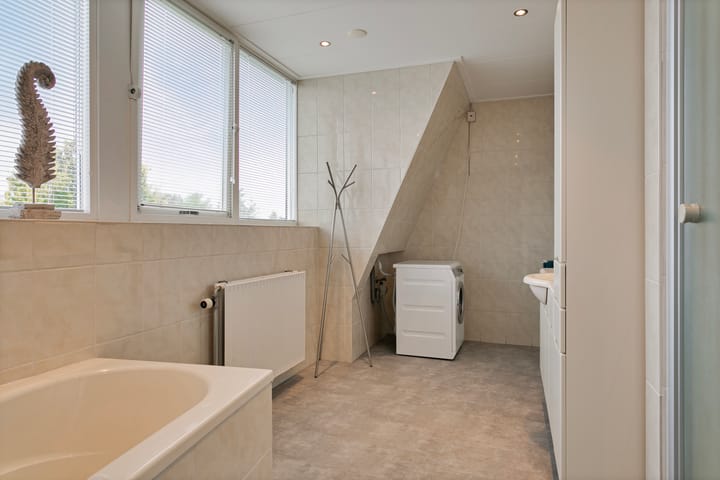 Photo 24 of Burgemeester Leenstraat 23