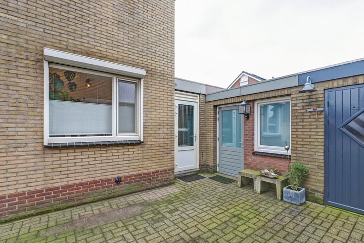 View photo 48 of Emmastraat 13