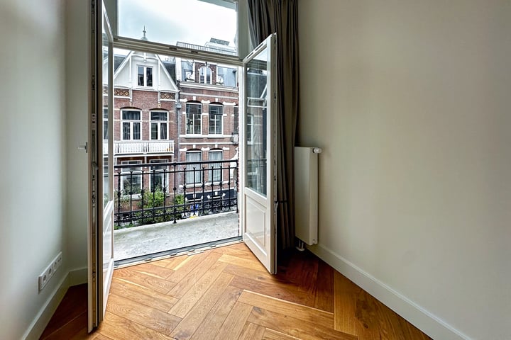 View photo 19 of Van Eeghenstraat 14-C