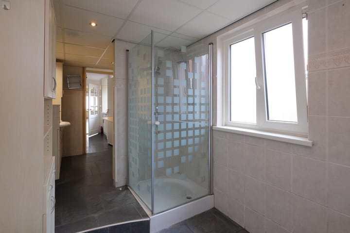 Photo 14 of Biezenstraat 41