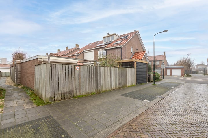 Bekijk foto 32 van Troelstrastraat 52