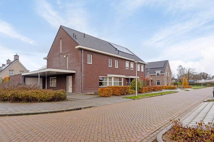 View photo 2 of Esdoornstraat 27