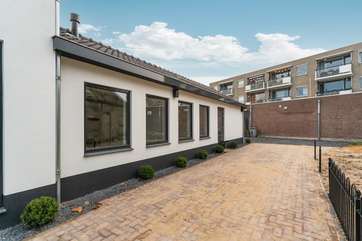 Bekijk foto 32 van van Ambestraat 4