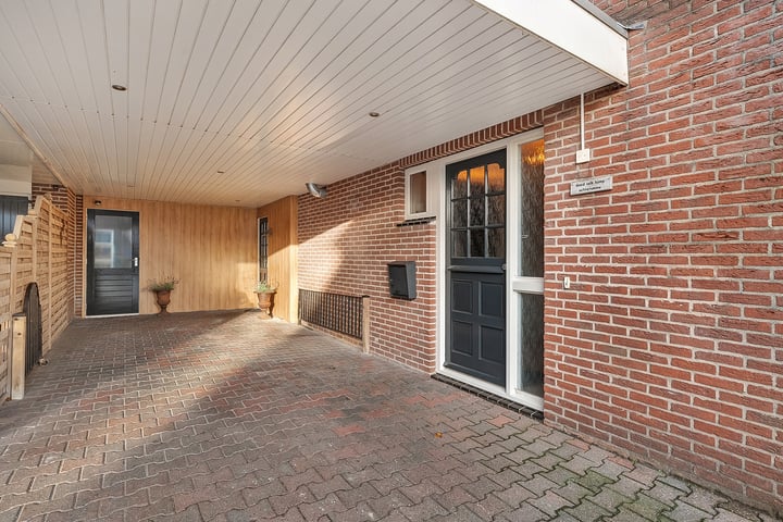 Bekijk foto 3 van Van der Brugghenstraat 11