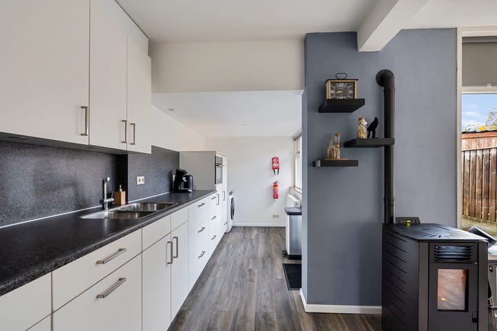 Foto 16 van van Limburg Stirumstraat 27