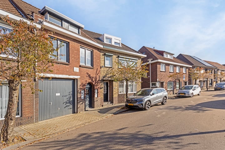 Bekijk foto 1 van Emmastraat 39