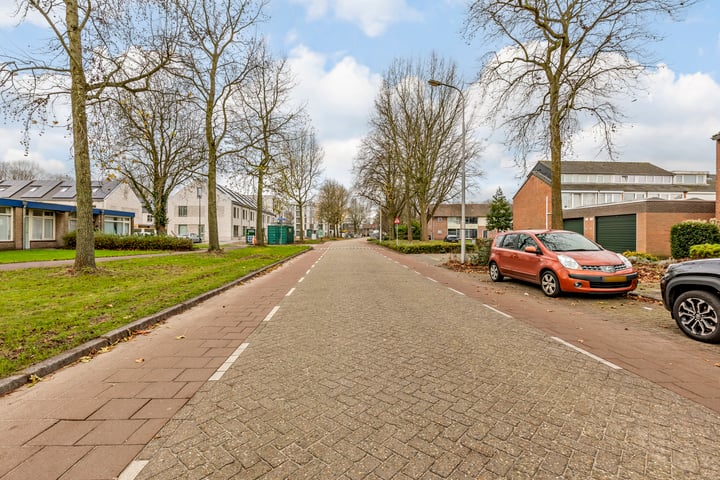 Bekijk foto 46 van Planetenstraat 10