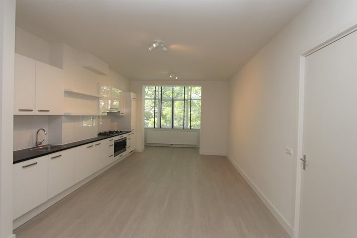 View photo 4 of Van Baerlestraat 24-1