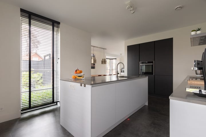 Foto 16 van Van Houtenlaan 2