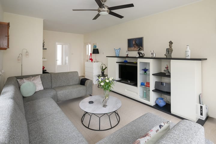 Foto 10 van Van Anrooystraat 393