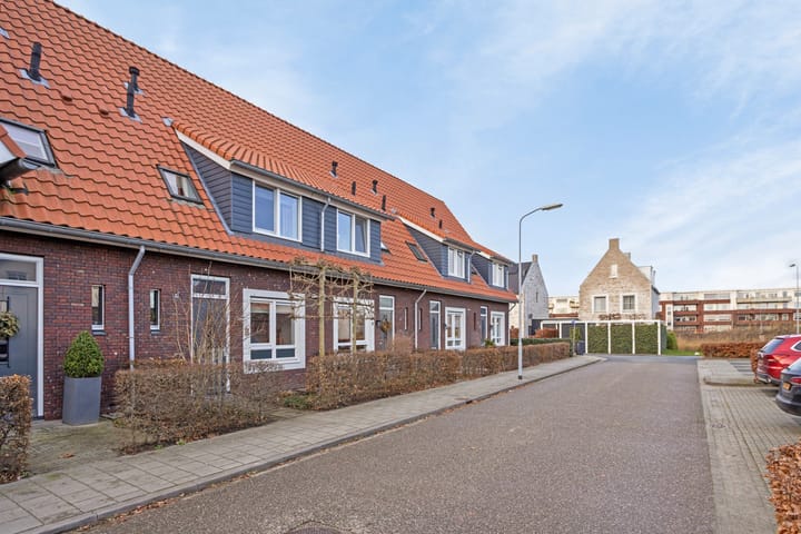 Foto 3 van Dominee C van den Bergstraat 8