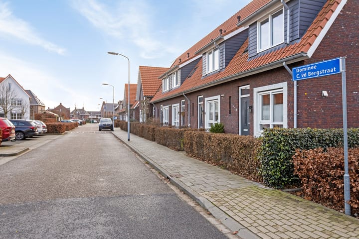 Foto 32 van Dominee C van den Bergstraat 8