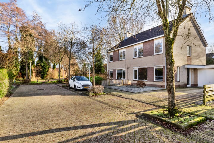 Foto 2 van Keizersmantel 8