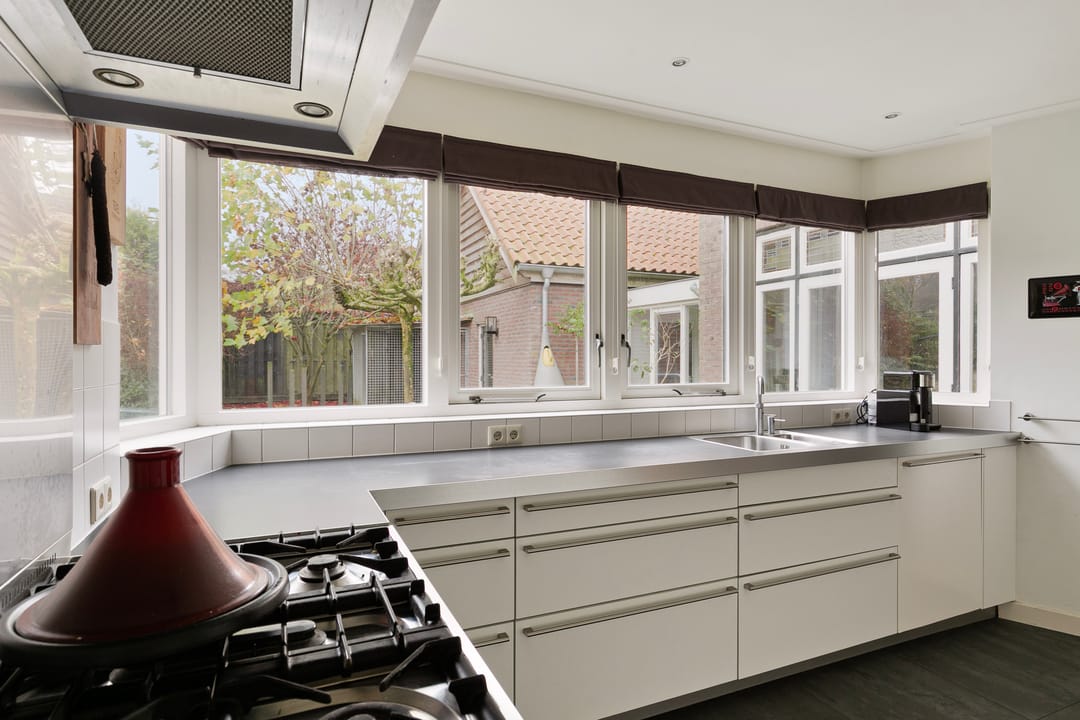 Foto 16 van van Limburg Stirumweg 12