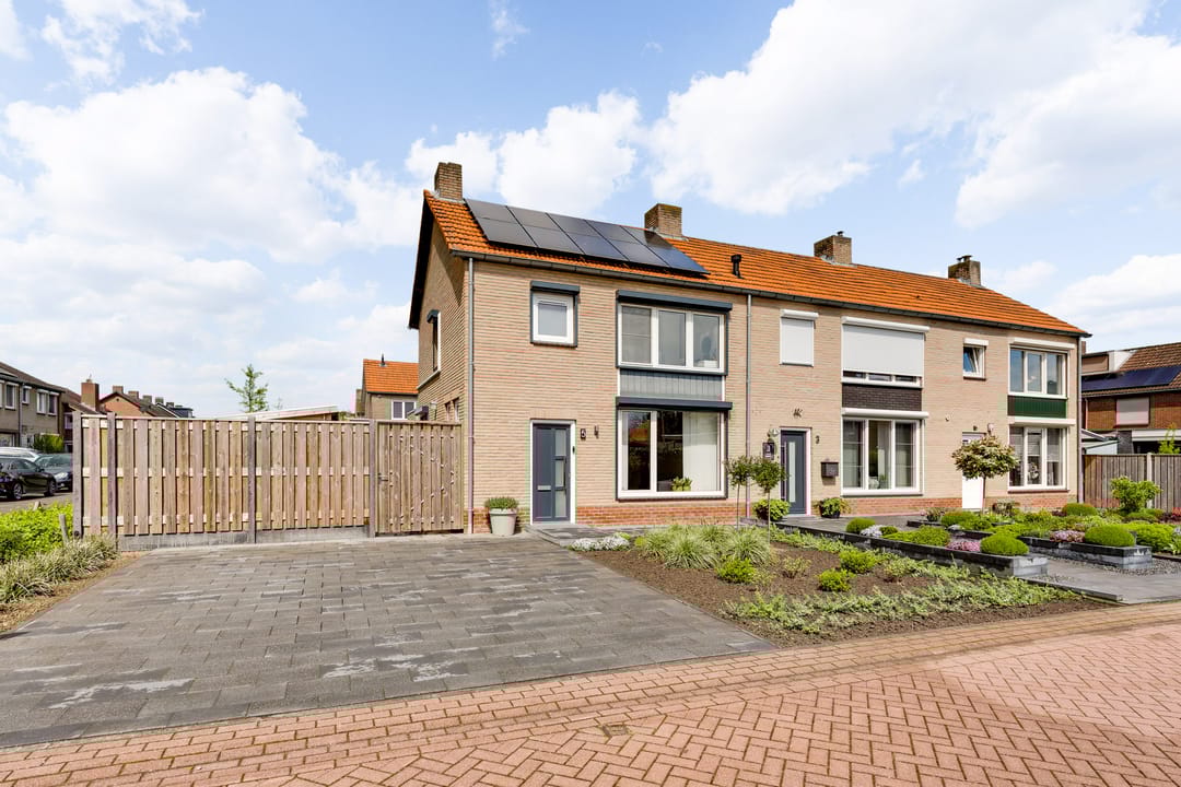 Photo 1 of Burgemeester Petersstraat 5